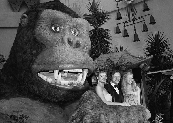 Хью Хефнер в окружении моделей Хоуп Олсон и Кэрри Лии на 50-летие премьеры фантастического фильма Кинг-Конг (1933), 1983, Голливуд, Калифорния, США. - Sputnik Литва