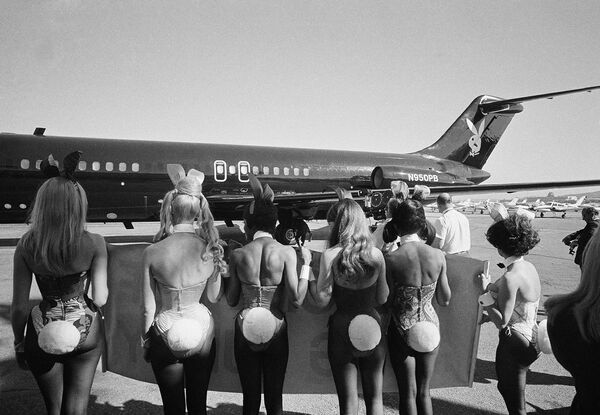 Зайчики Плэйбоя приветствует Хью Хефнера на первом рейсе его нового лайнера DC-9 Большой заяц, 1970, США. - Sputnik Литва