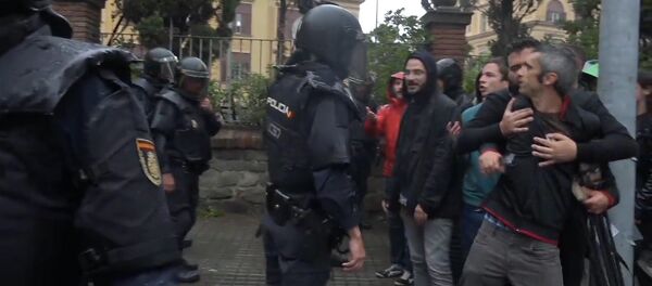 Референдум с кулаками: стычки протестующих и полиции в Каталонии - Sputnik Литва