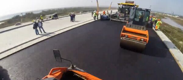Строители уложили первые 600 м верхнего слоя асфальта на мосту в Крым - Sputnik Lietuva