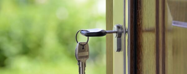 Ключи в входной двери, архивное фото - Sputnik Литва