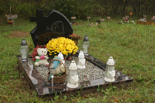 Мраморный памятник с крестом на могиле животного Мраморный памятник с крестом на могиле животного - Sputnik Lietuva