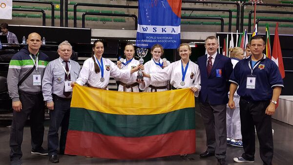 Команда девушек, занявших второе место на Чемпионате Мира по Шотокан Каратэ - Sputnik Lietuva