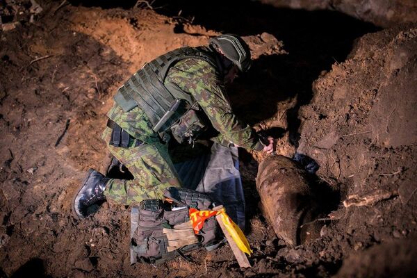 Работа саперов по обезвреживанию бомбы в центре Вильнюса Работа саперов по обезвреживанию бомбы в центре Вильнюса - Sputnik Литва