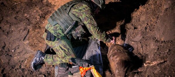 Работа саперов по обезвреживанию бомбы в центре Вильнюса - Sputnik Литва