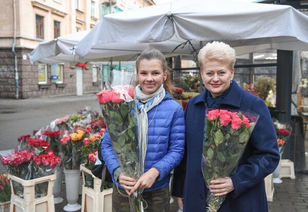 Даля Грибаускайте выбрала букет для своей учительницы английского языка - Sputnik Литва