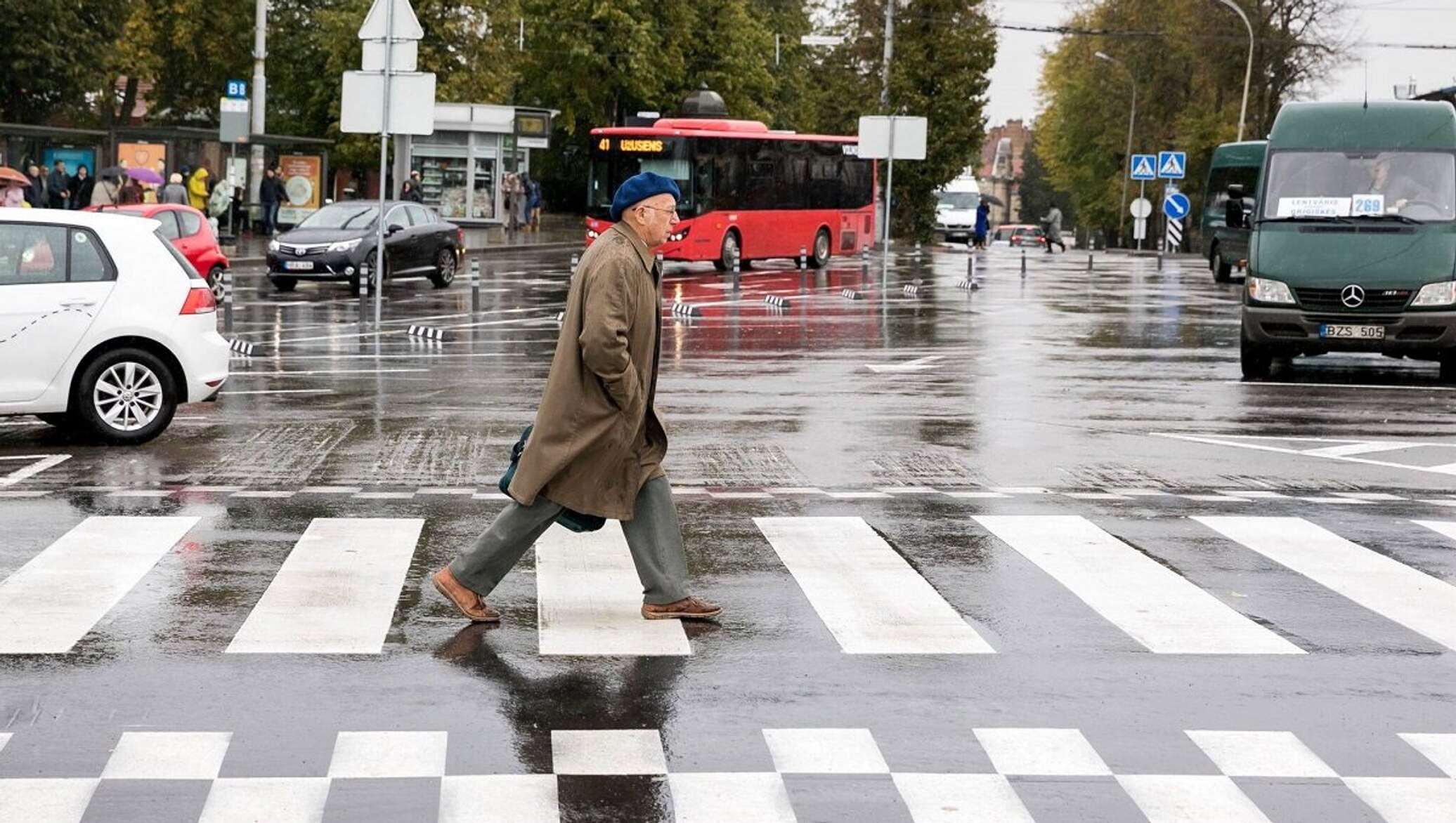 Пропуск пешехода на пешеходном