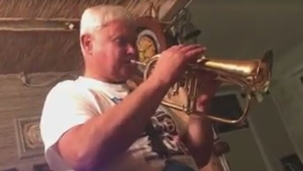 Мэр Клайпеды играет на трубе для жены - Sputnik Lietuva