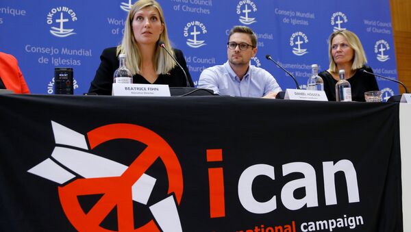 Глава Международной кампании по запрещению ядерного оружия Беатрис Фин и другие участники ICAN на пресс-конференции в Женеве. 6 октября 2017 - Sputnik Литва