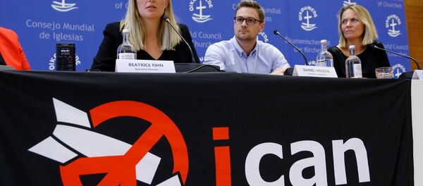 Глава Международной кампании по запрещению ядерного оружия Беатрис Фин и другие участники ICAN на пресс-конференции в Женеве. 6 октября 2017 Глава Международной кампании по запрещению ядерного оружия Беатрис Фин и другие участники ICAN на пресс-конференции в Женеве. 6 октября 2017 - Sputnik Литва