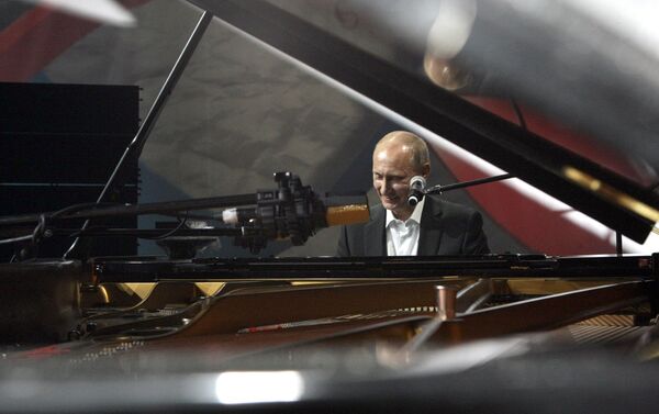 Putinas groja fortepijonu labdaros koncerto metu, 2010 metaų gruodžio 10 diena - Sputnik Lietuva