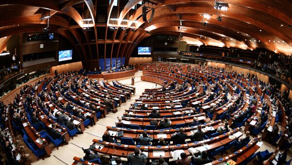 Делегаты в зале на пленарном заседании зимней сессии Парламентской ассамблеи Совета Европы (ПАСЕ). Архивное фото - Sputnik Литва