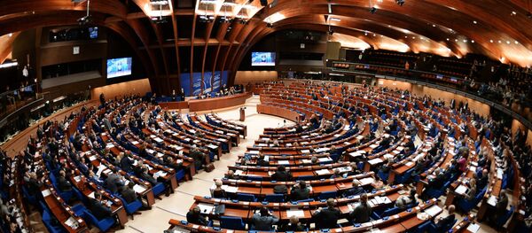 Делегаты в зале на пленарном заседании зимней сессии Парламентской ассамблеи Совета Европы (ПАСЕ). Архивное фото - Sputnik Литва