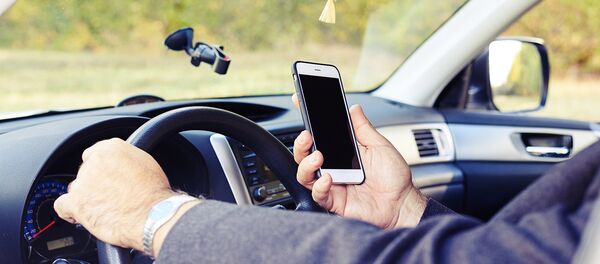 Vairuotijas su mobiliuoju telefonu Vairuotijas su mobiliuoju telefonu - Sputnik Lietuva