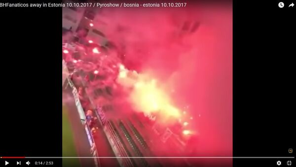 Огненное зрелище устроили фанаты во время матча ЧМ-2018 в Таллинне - Sputnik Lietuva