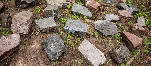 Фрагменты памятных камней с разрушенных еврейских кладбищ - Sputnik Литва