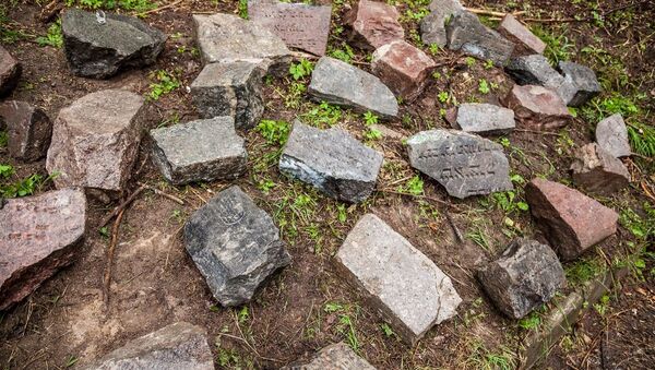 Фрагменты памятных камней с разрушенных еврейских кладбищ - Sputnik Lietuva