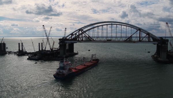 Первое судно прошло под обеими арками Крымского моста - Sputnik Литва