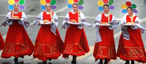 Карнавальное шествие в рамках XIX Всемирного фестиваля молодежи и студенчества Карнавальное шествие в рамках XIX Всемирного фестиваля молодежи и студенчества - Sputnik Литва