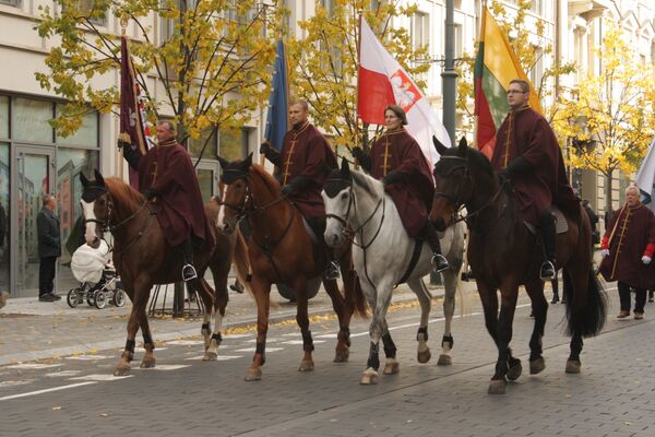 Всадники Великого княжества литовского с флагами Польши и Литвы на шествии в честь 200-летия со дня смерти Костюшко Всадники Великого княжества литовского с флагами Польши и Литвы на шествии в честь 200-летия со дня смерти Костюшко - Sputnik Литва