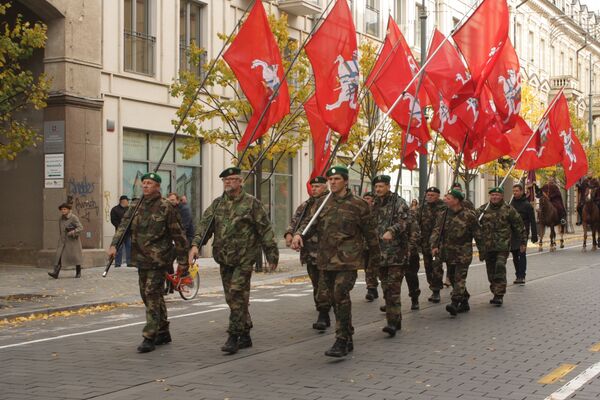 Добровольцы с историческими флагами Литвы на шествии в честь 200-летия со дня смерти Костюшко Добровольцы с историческими флагами Литвы на шествии в честь 200-летия со дня смерти Костюшко - Sputnik Литва