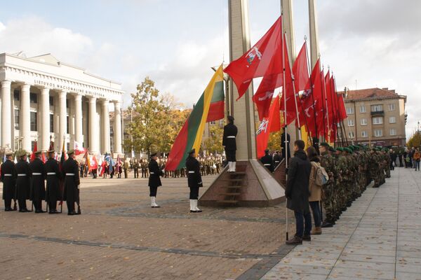 Торжественное постороение военных на площади Независимости у Сейма Литвы на шествии в честь 200-летия со дня смерти Костюшко Торжественное постороение военных на площади Независимости у Сейма Литвы на шествии в честь 200-летия со дня смерти Костюшко - Sputnik Литва