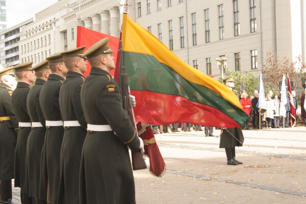 Флаг Литовской республики в строю военных на шествии в честь 200-летия со дня смерти Костюшко Флаг Литовской республики в строю военных на шествии в честь 200-летия со дня смерти Костюшко - Sputnik Литва