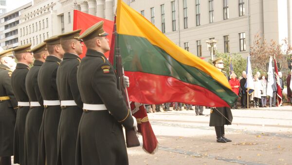 Флаг Литовской республики в строю военных на шествии в честь 200-летия со дня смерти Костюшко - Sputnik Lietuva