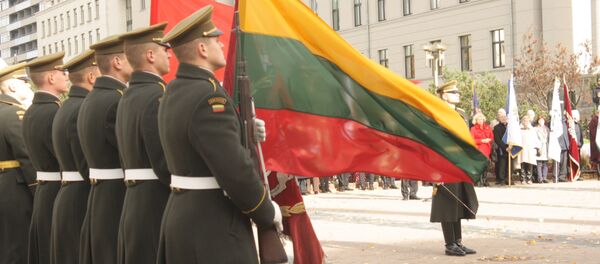 Флаг Литовской республики в строю военных на шествии в честь 200-летия со дня смерти Костюшко Флаг Литовской республики в строю военных на шествии в честь 200-летия со дня смерти Костюшко - Sputnik Lietuva