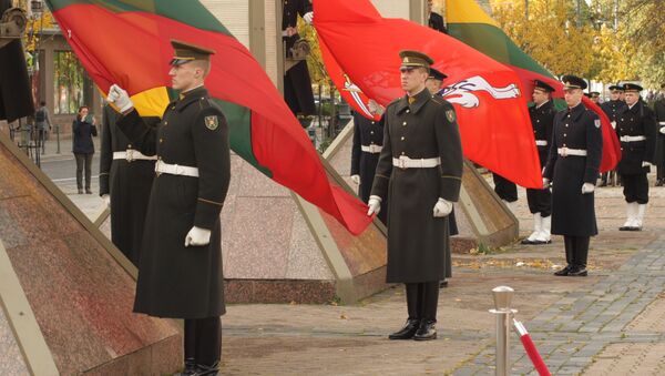 Солдаты роты почетного караула перед поднятием флагов на шествии в честь 200-летия со дня смерти Костюшко - Sputnik Литва