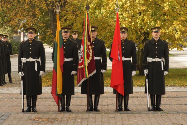 Знаменоносцы роты почетного караула армии Литвы на шествии в честь 200-летия со дня смерти Костюшко Знаменоносцы роты почетного караула армии Литвы на шествии в честь 200-летия со дня смерти Костюшко - Sputnik Литва