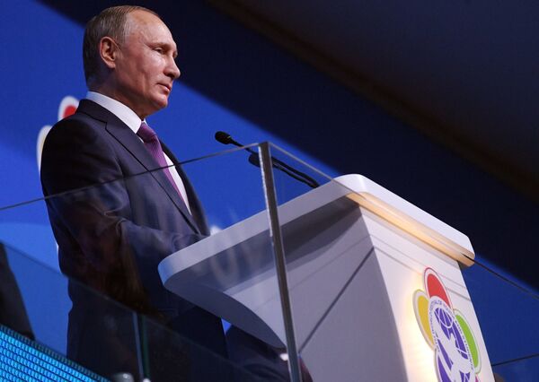 Президент РФ В. Путин принял участие в открытии Всемирного фестиваля молодёжи и студентов в Сочи Президент РФ В. Путин принял участие в открытии Всемирного фестиваля молодёжи и студентов в Сочи - Sputnik Литва
