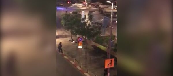 Двое палестинцев устроили теракт у рынка в Тель-Авиве. Кадры с места событий Двое палестинцев устроили теракт у рынка в Тель-Авиве. Кадры с места событий - Sputnik Литва