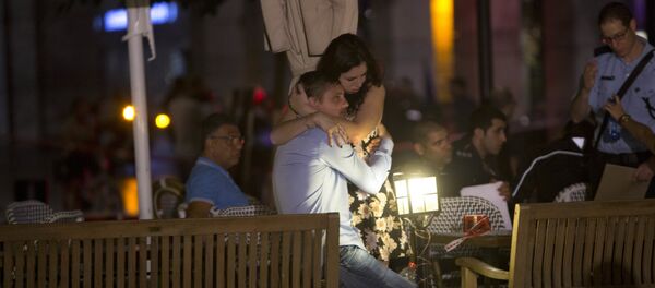 Люди рядом с местом теракта в Тель-Авиве Люди рядом с местом теракта в Тель-Авиве - Sputnik Литва