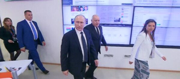 Путину в МИА Россия сегодня показали, как работает радиостанция Sputnik - Sputnik Литва