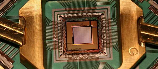 Чип процессора 128-кубитного квантового компьютера, произведенного компанией D-Wave Systems Inc Чип процессора 128-кубитного квантового компьютера, произведенного компанией D-Wave Systems Inc - Sputnik Литва