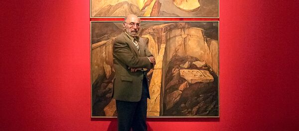 Художник Самуэль Бак позирует на фоне своих картин в Иерусалиме Художник Самуэль Бак позирует на фоне своих картин в Иерусалиме - Sputnik Lietuva