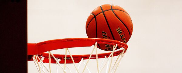 Баскетбольное кольцо с мячом - Sputnik Литва