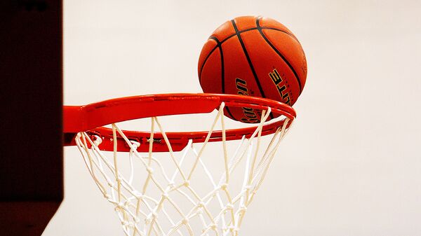 Баскетбольное кольцо с мячом, архивное фото - Sputnik Литва