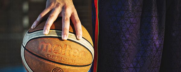 Баскетбольный мяч в руке - Sputnik Литва