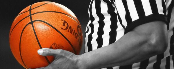 Баскетбольный судья с мячом - Sputnik Литва