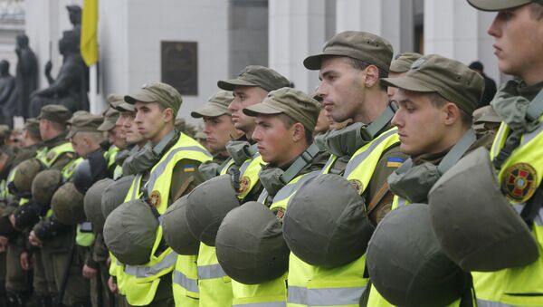 Национальная гвардия Украины оцепила украинский парламент во время митинга в Киеве, Украина, вторник, 17 октября - Sputnik Литва