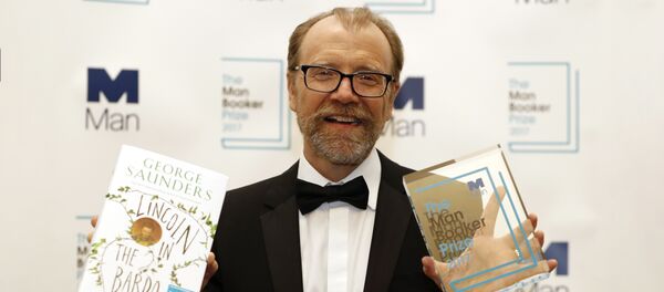 Джордж Сондерс со своей книгой Линкольн в Бардо и премией 2017 года Букер - Sputnik Литва