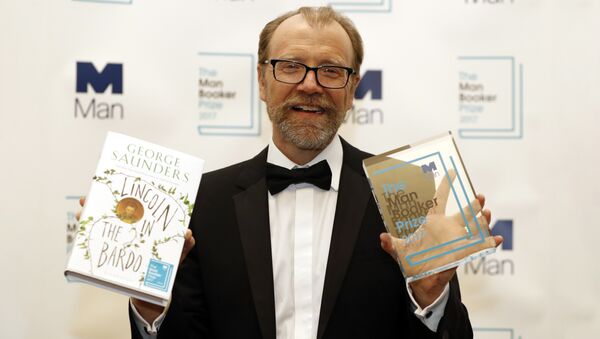 Джордж Сондерс со своей книгой Линкольн в Бардо и премией 2017 года Букер - Sputnik Литва