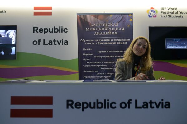 Стенд Латвии на Всемирном фестивале молодежи и студентов в Сочи Стенд Латвии на Всемирном фестивале молодежи и студентов в Сочи - Sputnik Литва
