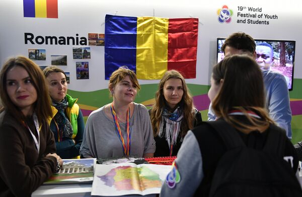 Стенд Румынии на Всемирном фестивале молодежи и студентов в Сочи Стенд Румынии на Всемирном фестивале молодежи и студентов в Сочи - Sputnik Литва