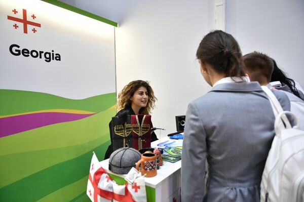 Стенд Грузии на Всемирном фестивале молодежи и студентов в Сочи Стенд Грузии на Всемирном фестивале молодежи и студентов в Сочи - Sputnik Литва