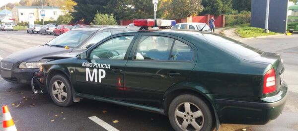 Автомобиль военной полиции попал в ДТП Автомобиль военной полиции попал в ДТП - Sputnik Lietuva