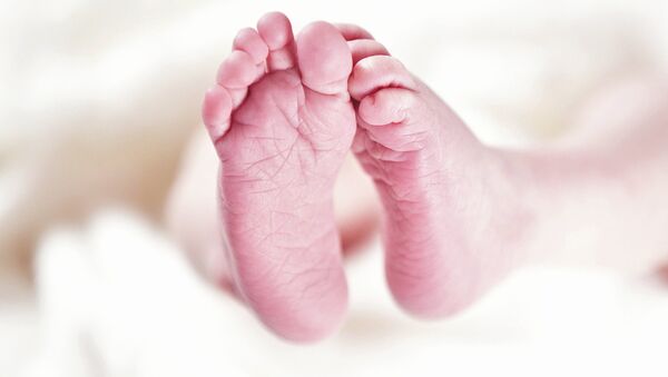 Детские ножки, новорожденный, архивное фото - Sputnik Литва