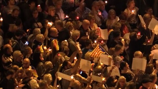 Тысячи человек в Барселоне вышли на митинг со свечами - Sputnik Lietuva
